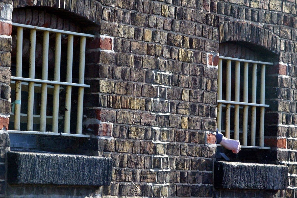 Police told to arrest fewer people to ease prison overcrowding