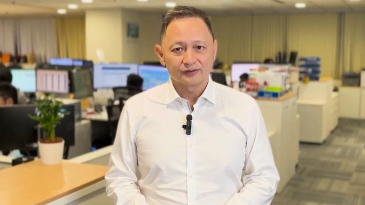 <p>Watch: Singapore Airlines boss apologises to passengers after deadly flight.</p>