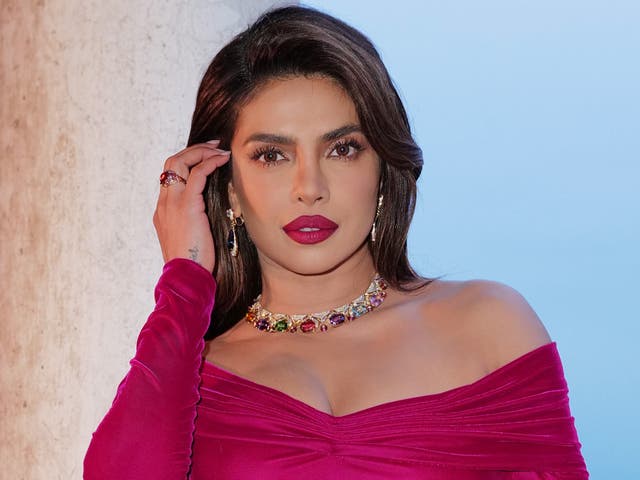 <p>Priyanka Chopra jokes she cut her hair to show off her $43m Bulgari necklace<strong>
</strong></p>