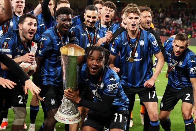 <p>Ademola Lookman celebrates with the Europa League trophy after his team’s victory against Bayer Leverkusen in Dublin</p>