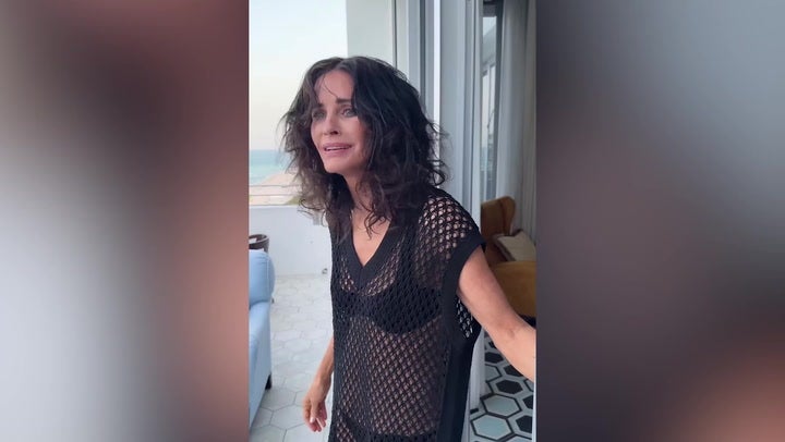 <p>Courteney Cox channels Monica Geller as she recreates famous scene from Friends.</p>