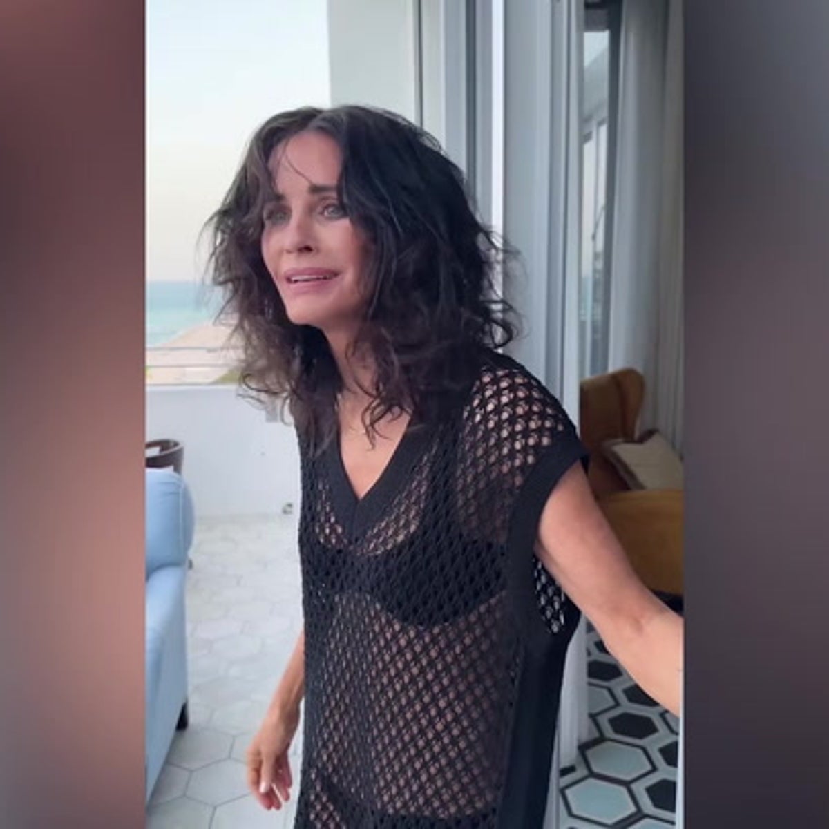 Courteney Cox channels Monica Geller as she recreates famous scene from Friends Courteney Cox channels Monica Geller as she recreates famous scene from Friends
