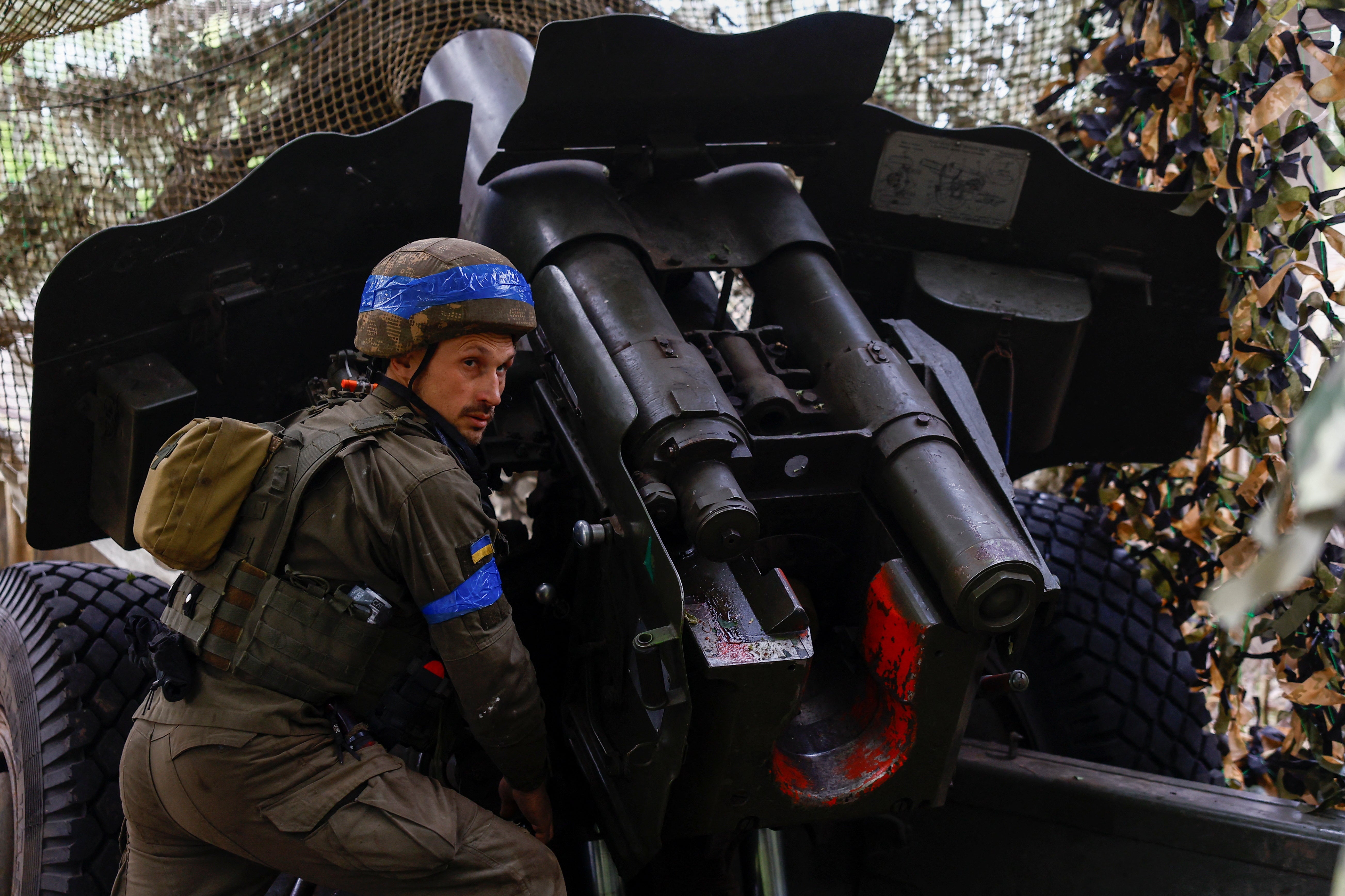 A Ukrainian soldier prepares a Howitzer to fire towards Russian troops in Kharkiv