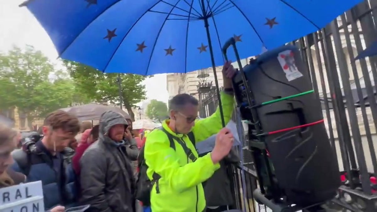 Protesters who drowned out Sunak's speech with Labour song