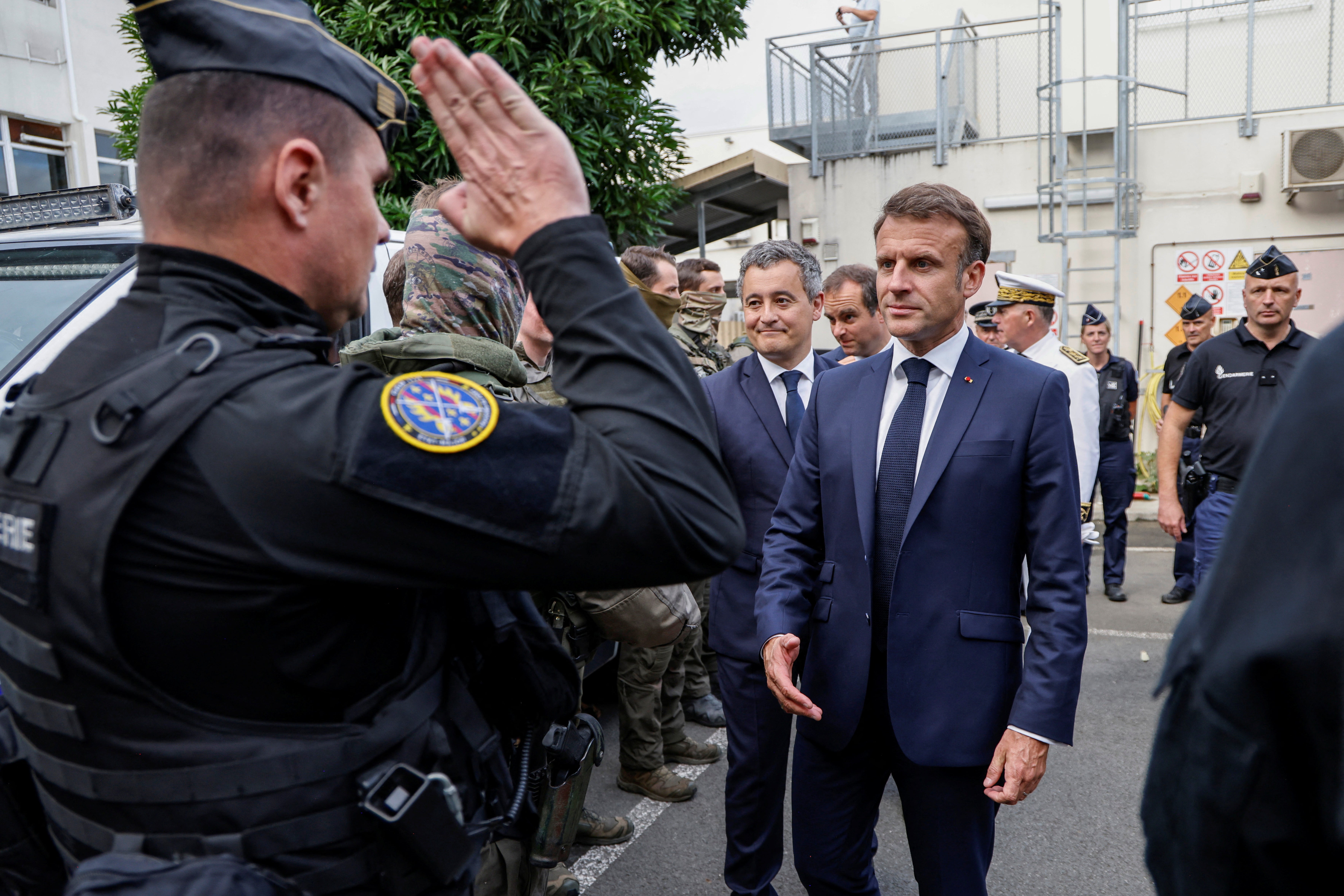 Macron visits the central police station in Noumea