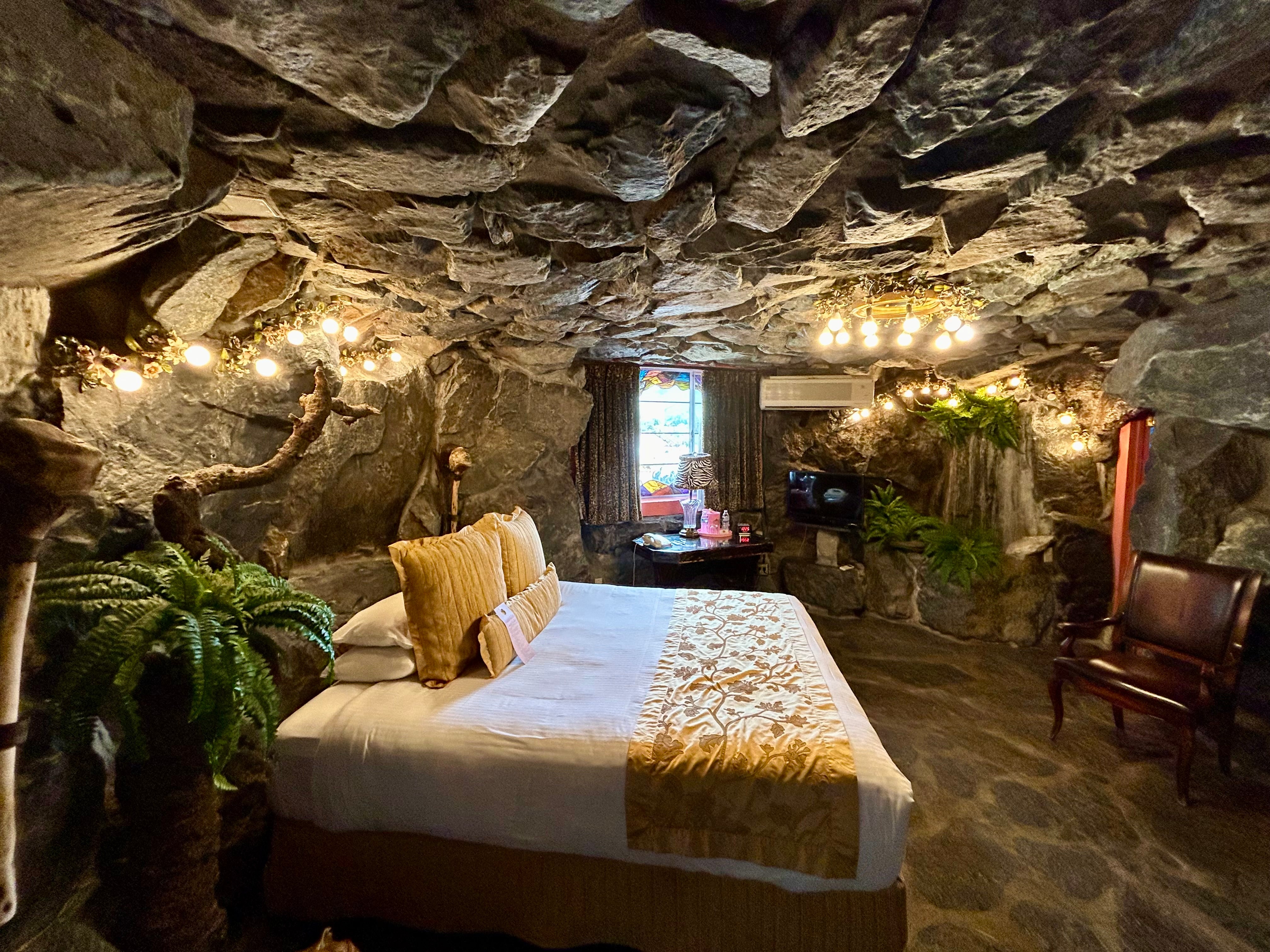 Para um quarto estilo Flintstones, experimente o motel Madonna