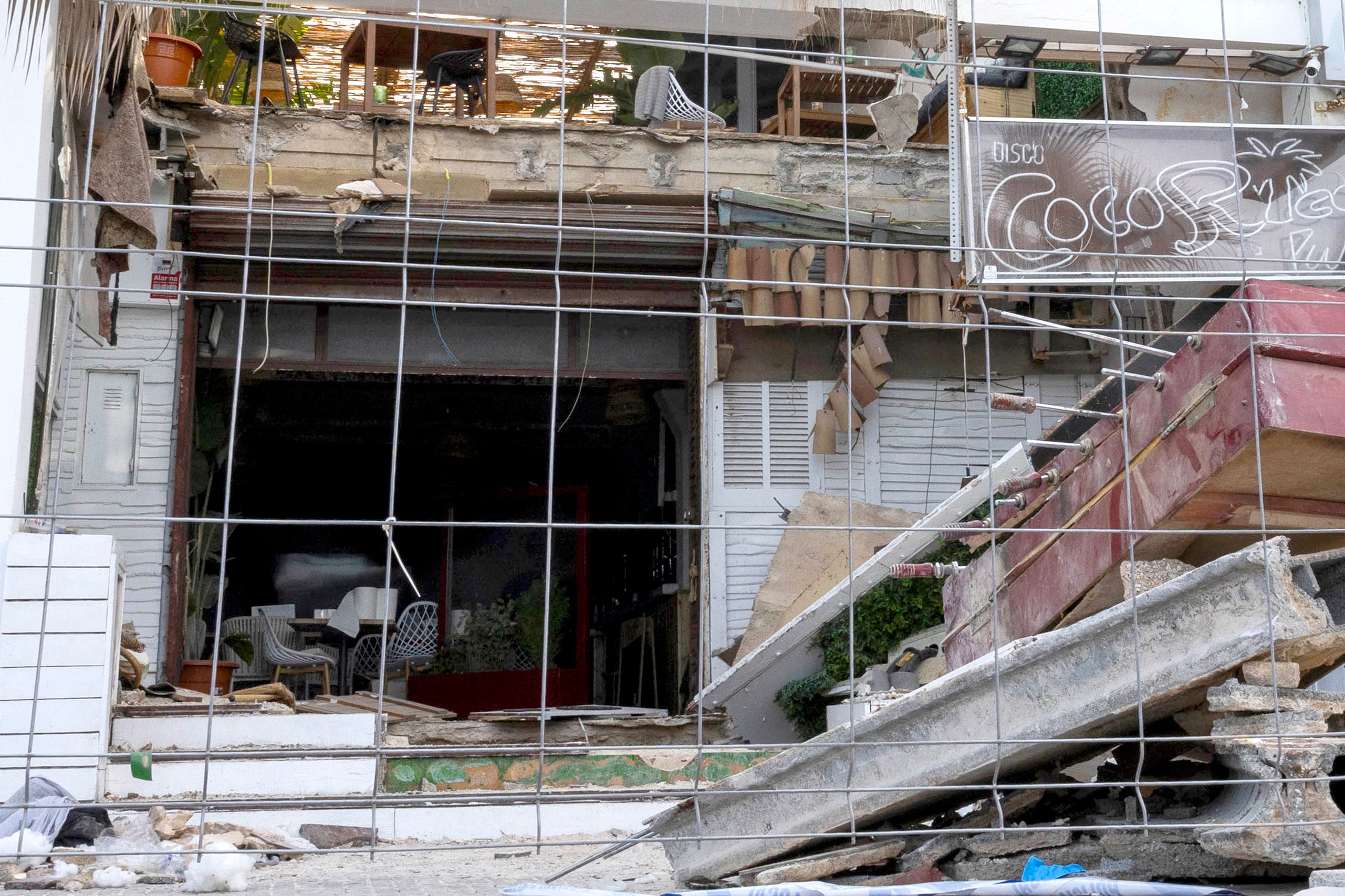 地中海に浮かぶスペインのマヨルカ島で２階建てレストランの屋根が崩壊し、４人が死亡、１６人が負傷した。