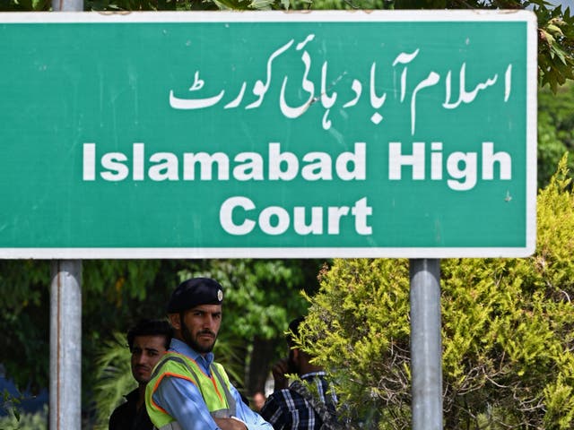 <p>File. A security personnel stands guard outside the Islamabad High Court in Islamabad on 29 August 2023</p>