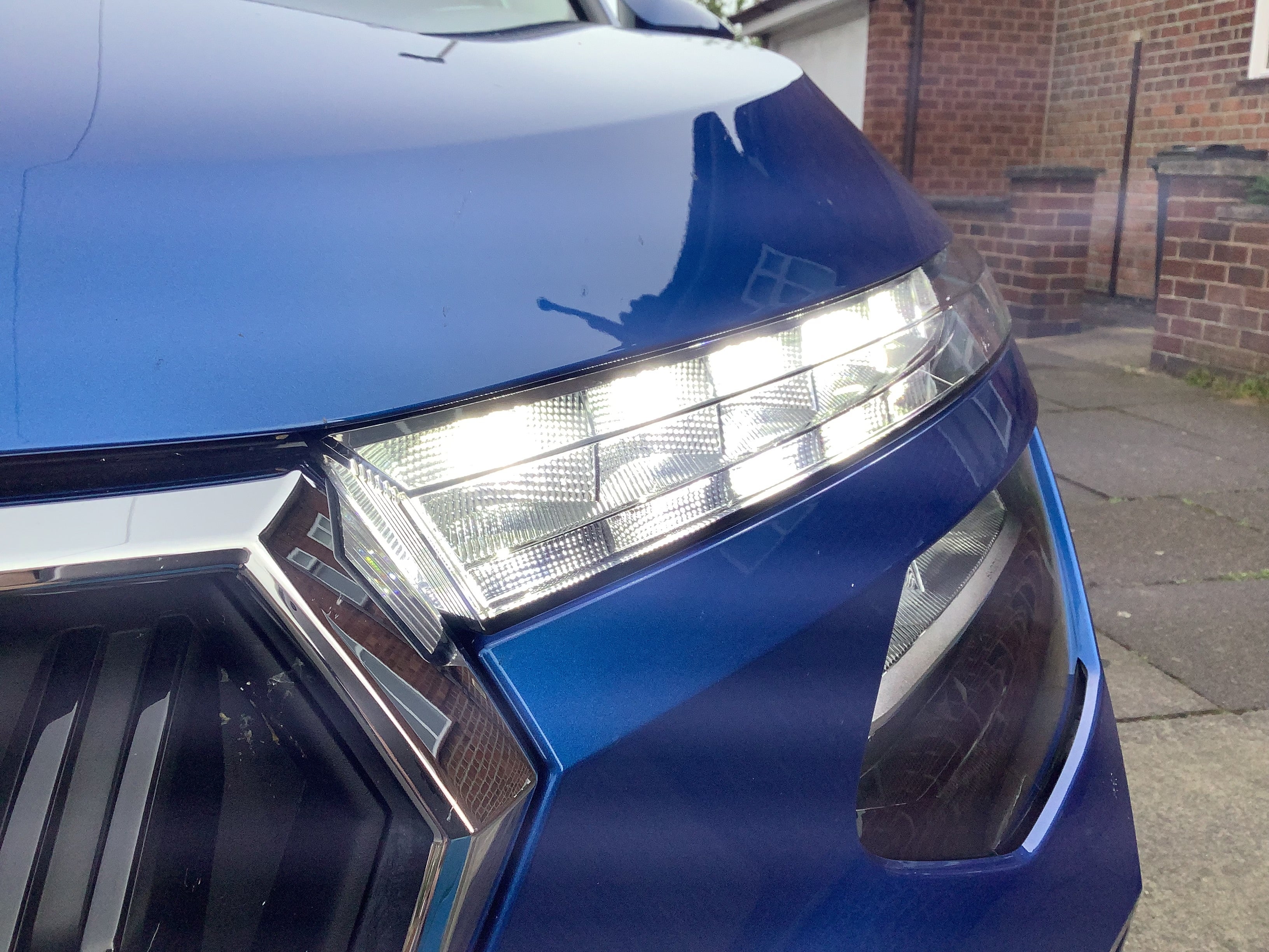 The SE L model has two-tier LED front lights and dynamic indicators