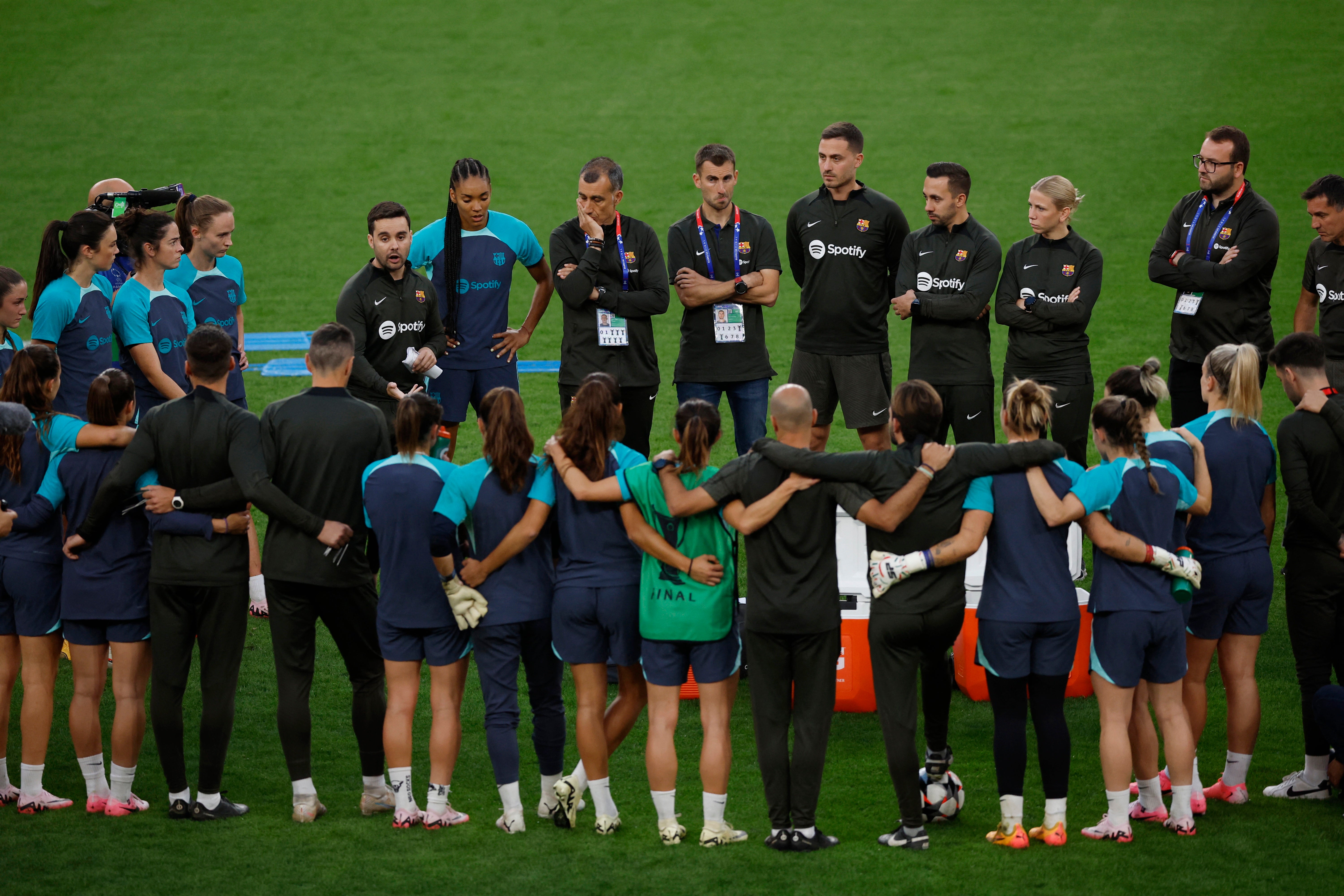 Barcelona coach Jonatan Giraldez talks to his players before the Women’s Champions League final in Bilbao