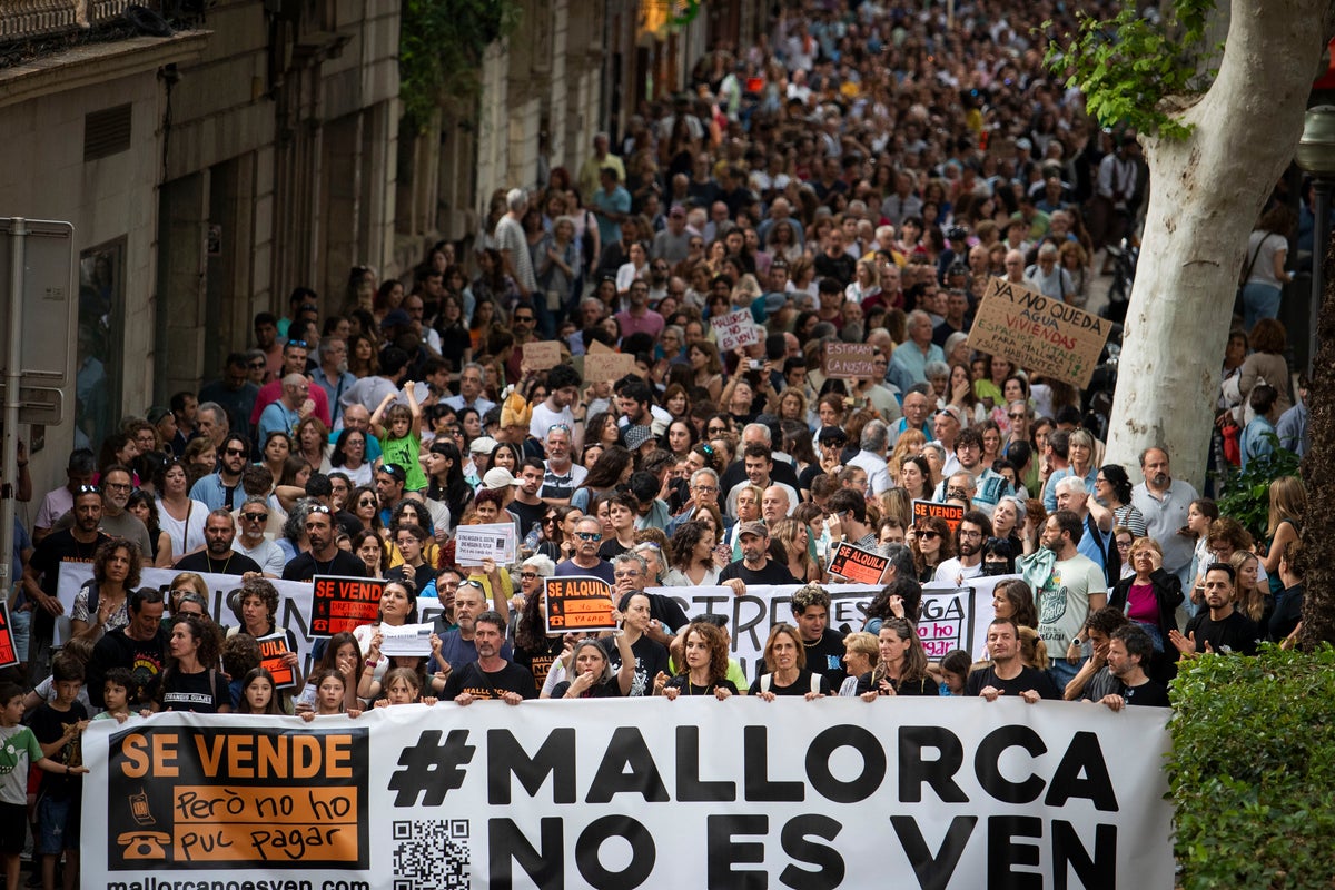 Tourism warning as thousands of locals block streets at Spanish holiday destination
