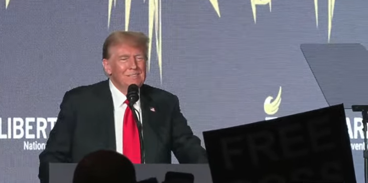 Boos and cheers as Trump addresses a rowdy, skeptical crowd of Libertarians