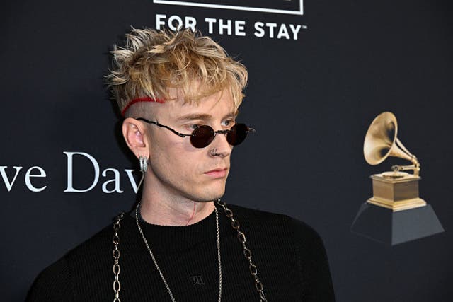 <p>Machine Gun Kelly debuts new fangs </p>