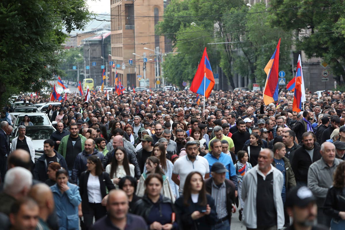 Armenians throng center of the capital to demand the prime minister's resignation