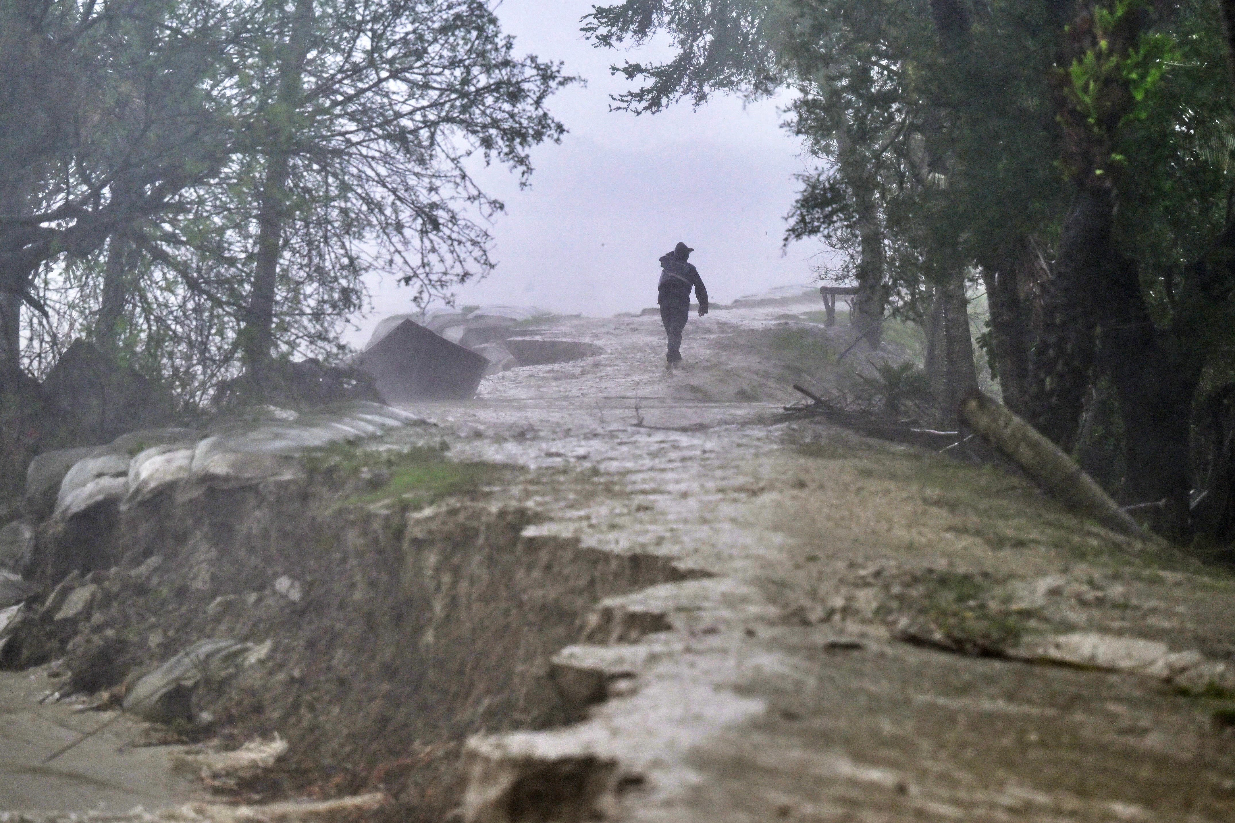 At least 16 killed as powerful cyclone Remal hits Bangladesh and India - Vimarsana News