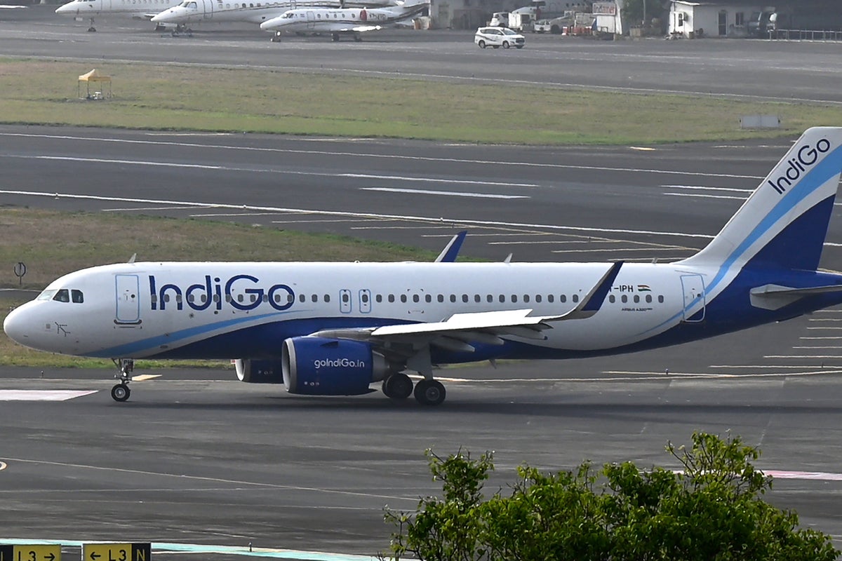 Passengers scream as flight suffers severe turbulence during deadly Delhi storm