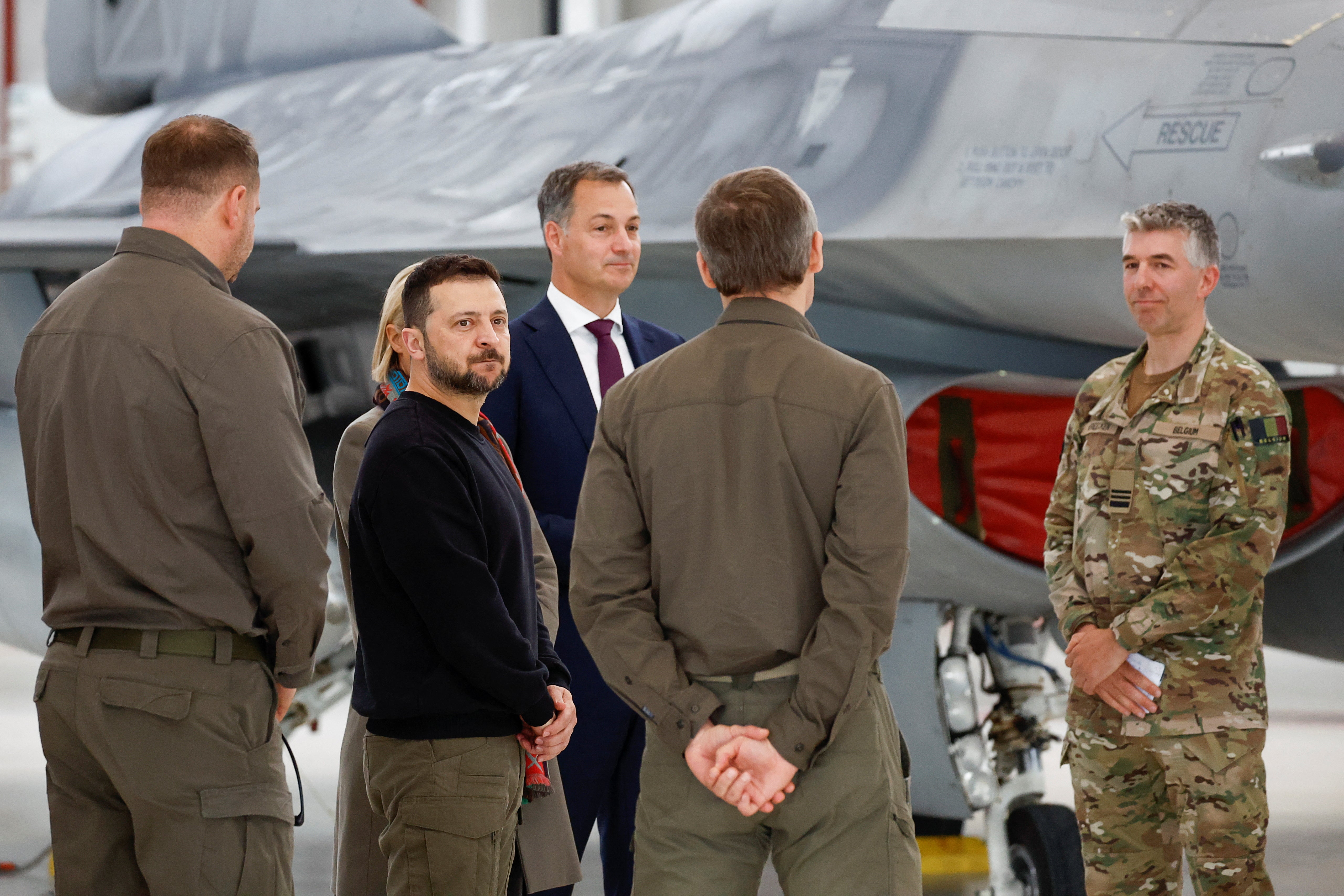 Zelensky, De Croo and Dedoner meet with training instructors at Melsbroek air base, near Brussels, Belgium. Zelensky’s top advisor, Andriy Yermak, can be seen behind Zelensky