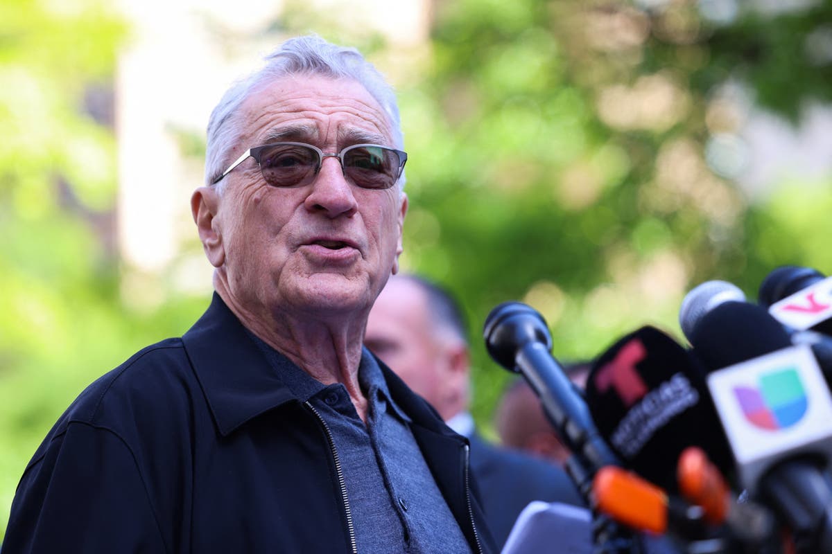 Robert De Niro clashes with pro-Trump protesters outside hush money trial