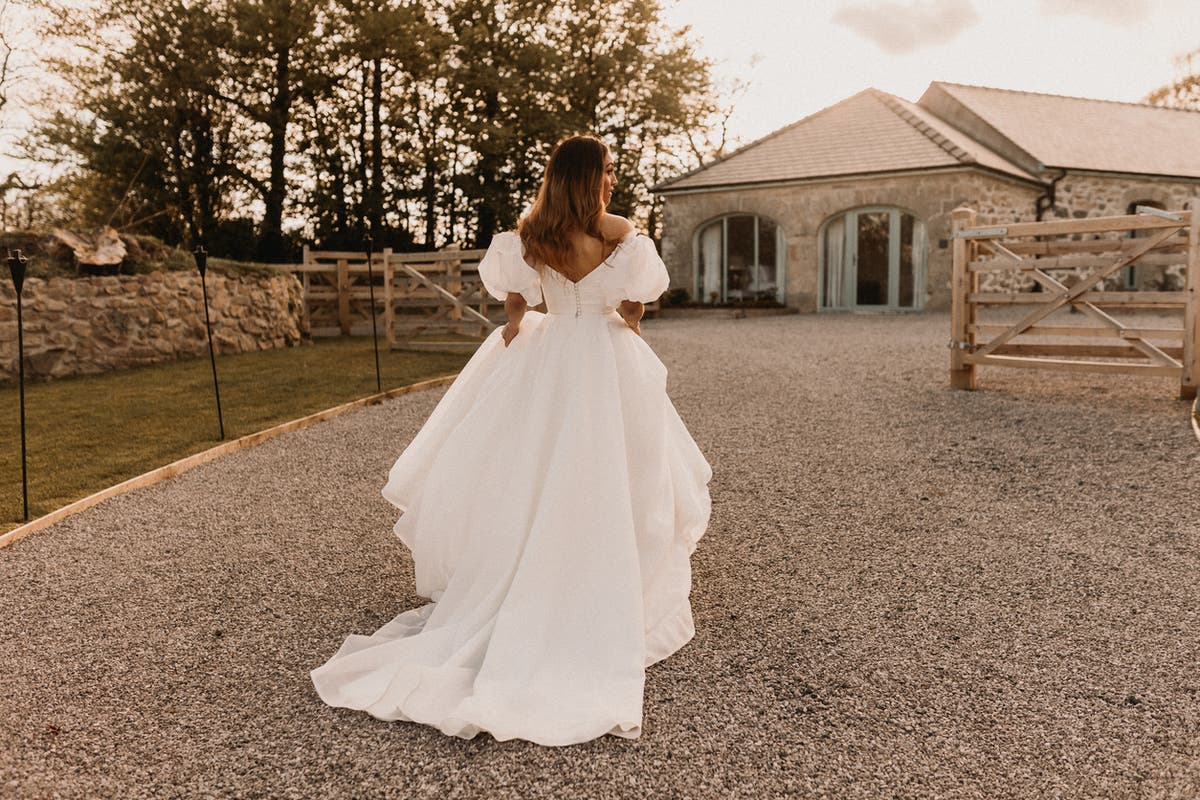 Woman applauded for rescinding offer to host friend&rsquo;s wedding for free