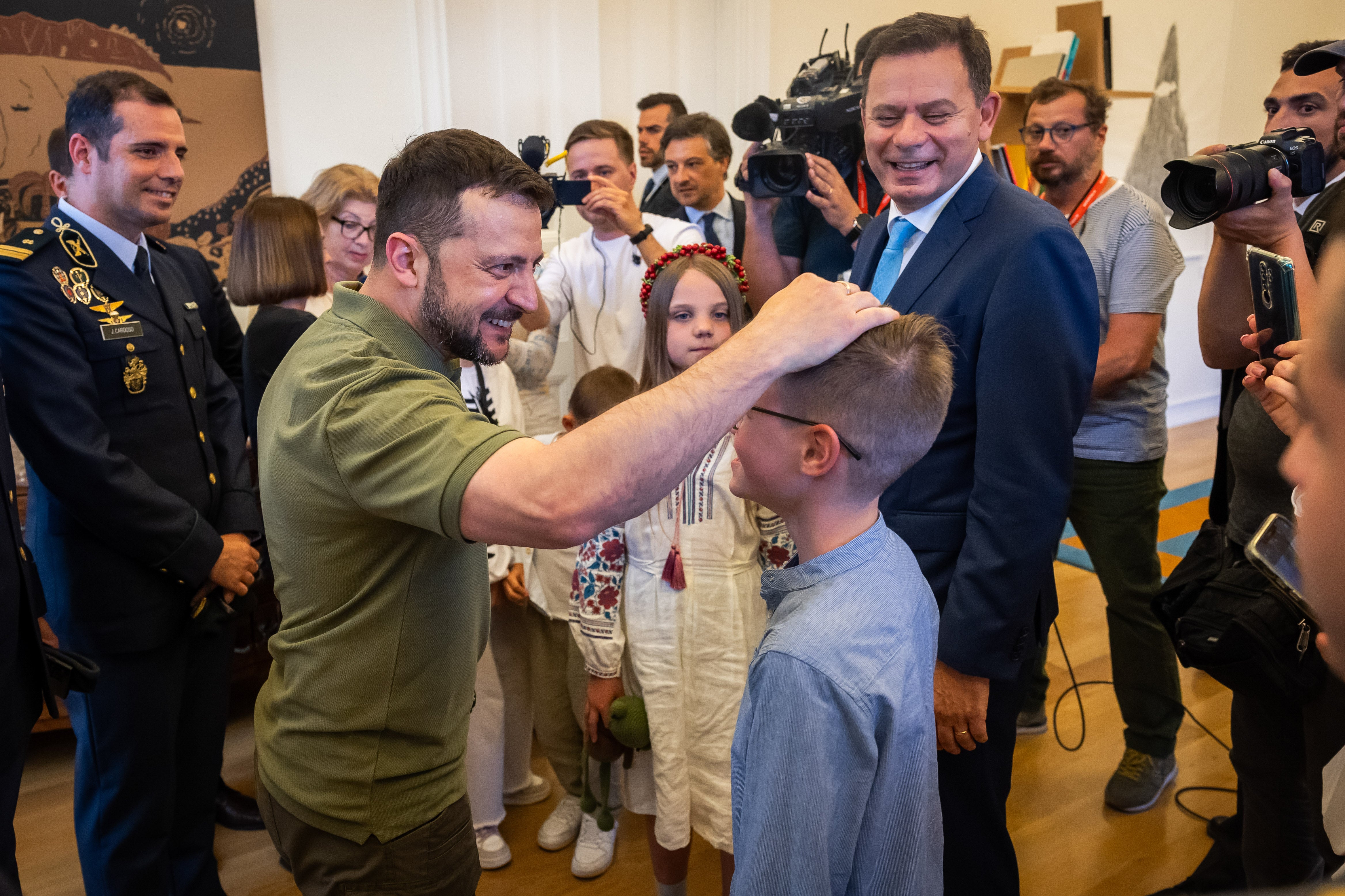Portuguese prime minister Luis Montenegro (R) and Ukraine's President Volodymyr Zelensky (L) during a meeting with Ukrainians after a joint statement at Sao Bento Palace