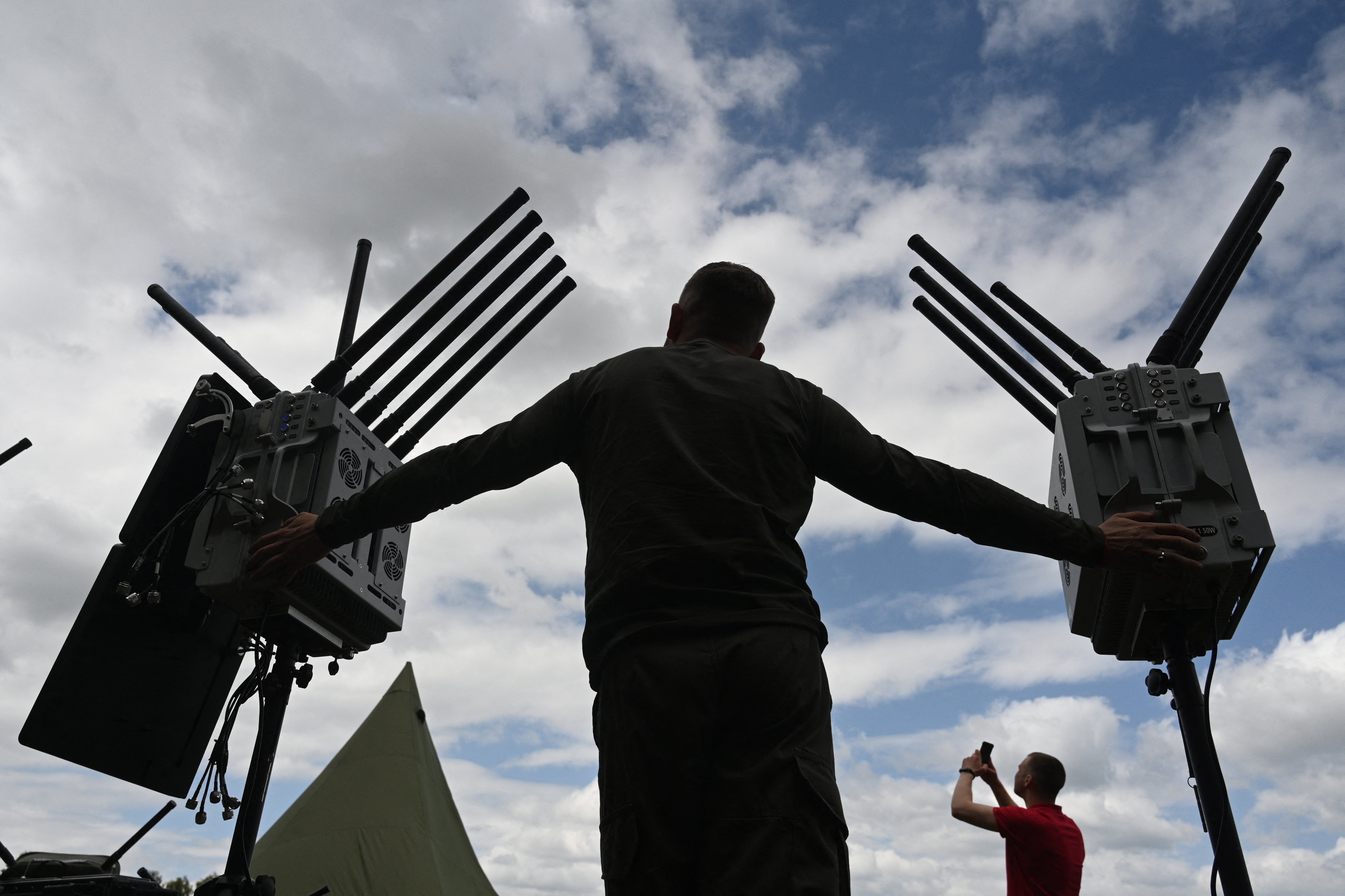 Украинские волонтеры и военные на презентации систем радиоэлектронной борьбы (РЭБ) и радиоэлектронной разведки (ПЕР) украинской компании 