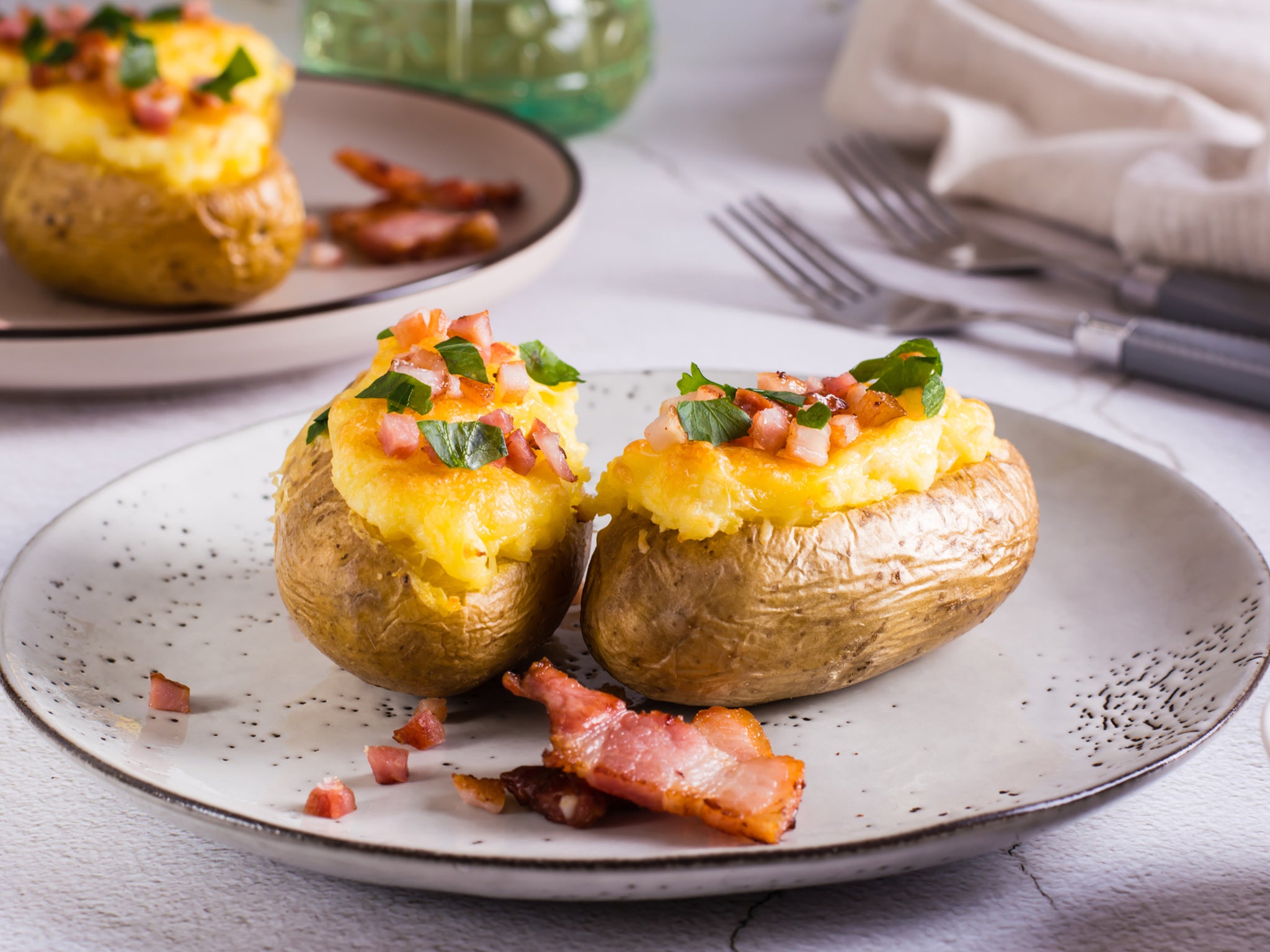 Cheesy and bacon-filled stuffed potatoes, crispy and delicious from the air fryer