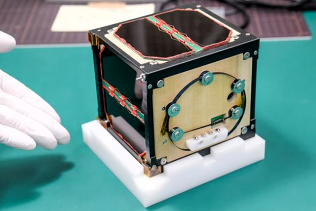 <p>LignoSat’s wooden satellite measures 10x10x10cm</p>
