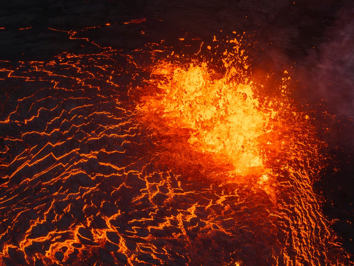 Lava continues to flow from Iceland volcano but not at powerful level ...