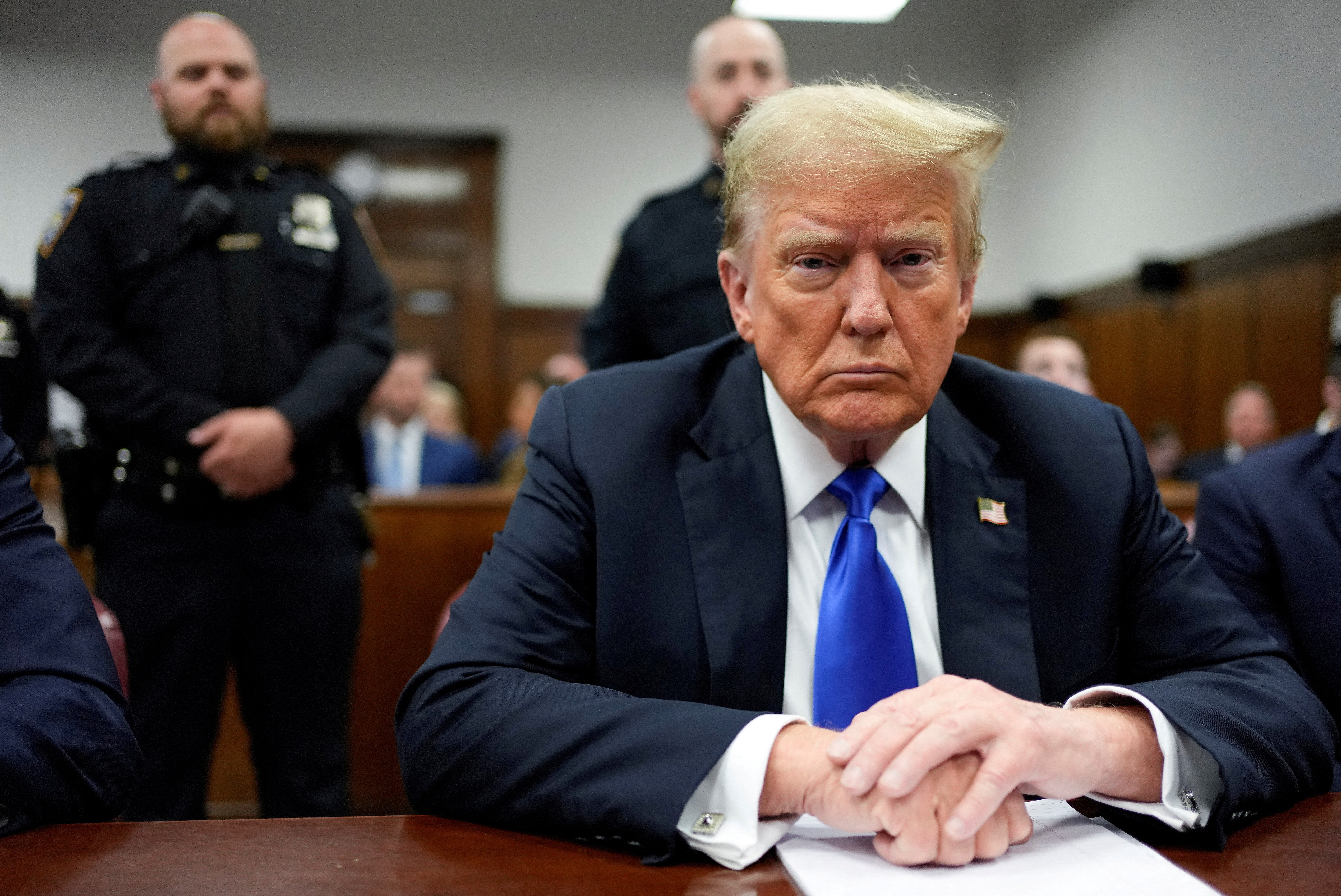 <p>Donald Trump se sienta a la mesa de la defensa en un tribunal penal de Manhattan el 30 de mayo </p>