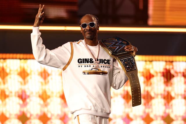 <p>Snoop Dogg auctions off his half-smoked marijuana blunt </p>