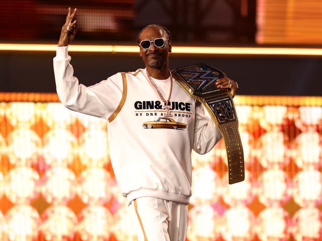 <p>Snoop Dogg auctions off his half-smoked marijuana blunt </p>