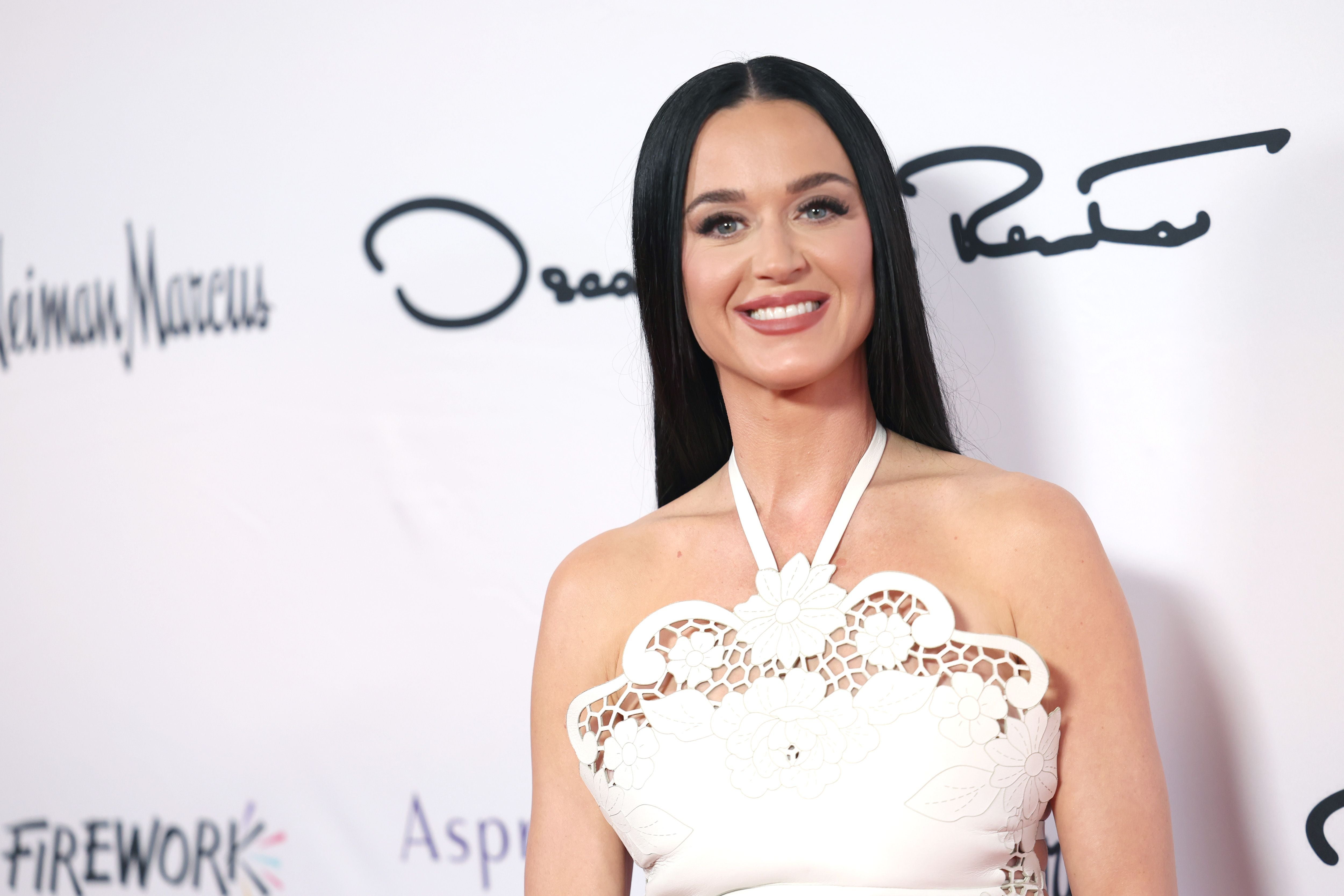 Katy Perry participa do 35º Almoço Anual de Primavera dos Colegas e do Desfile de Moda Oscar de la Renta