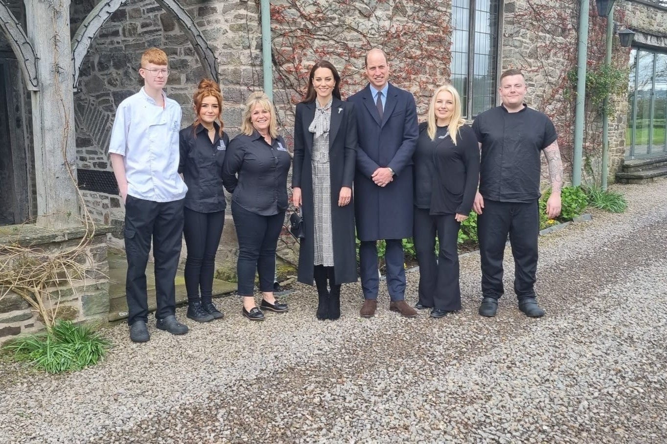 O Príncipe e a Princesa de Gales fotografados com a equipe de Duffryn Mawr