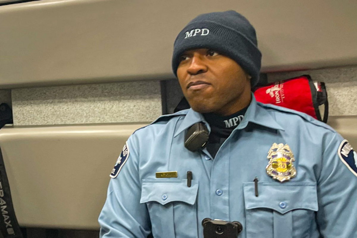 Hochdekorierter Polizist bei der Behandlung eines „Schussopfers“ in ...