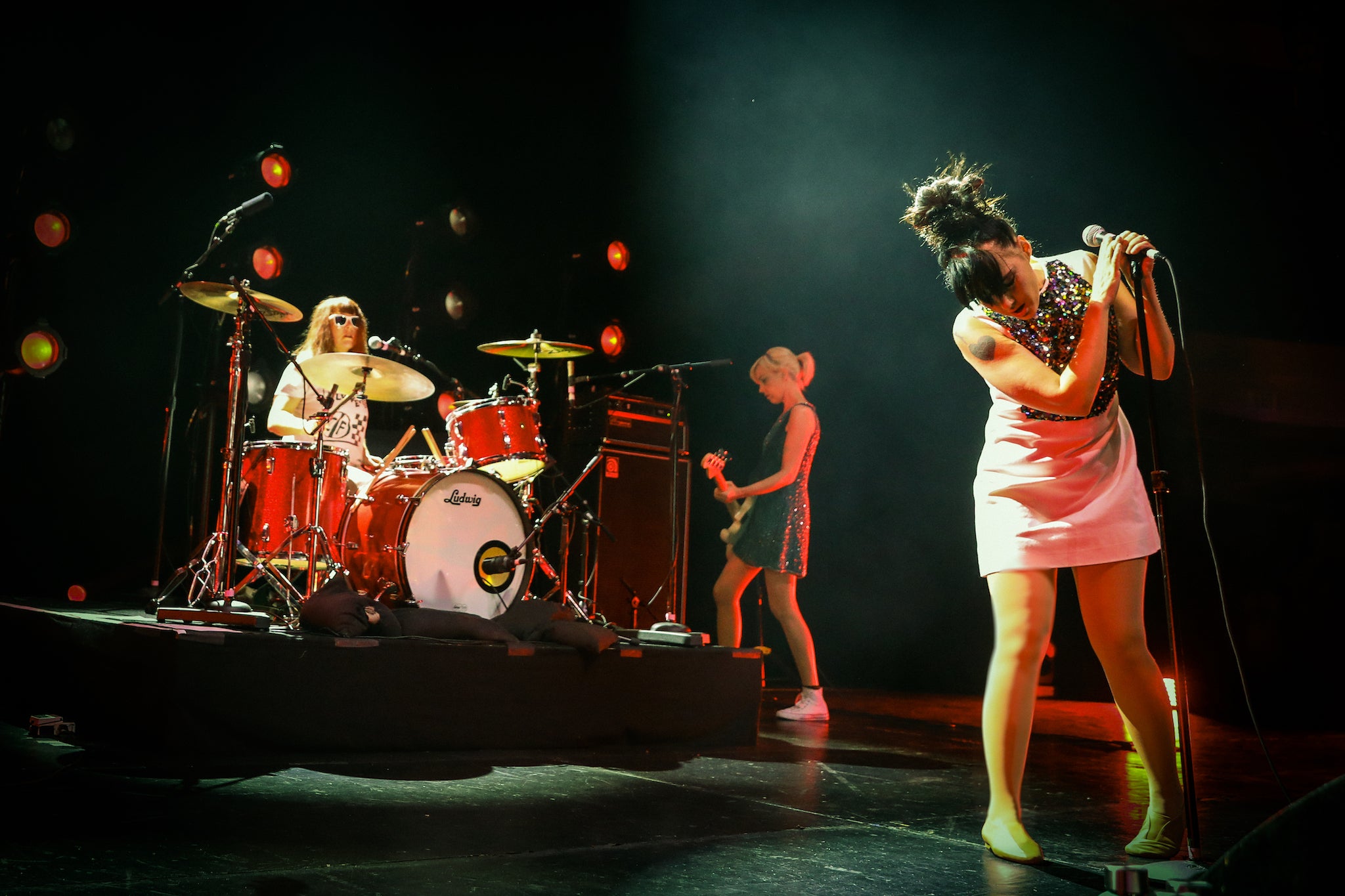 Hanna no palco com Bikini Kill no The Hollywood Palladium em 2019