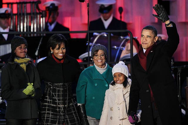  U.S. President Barack Obama (R) waves as he arrives with his daughters Sasha (4th L) and Malia (L), mother-in-law Marian Robinson (3rd L), and first lady Michelle Obama (2nd L) at the 2010 National Christmas Tree lighting ceremony December 9, 2010 at the Ellipse, south of the White House, in Washington, DC