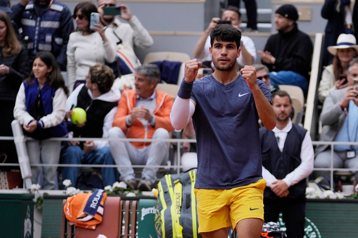 Carlos Alcaraz cruises into French Open quarter-finals