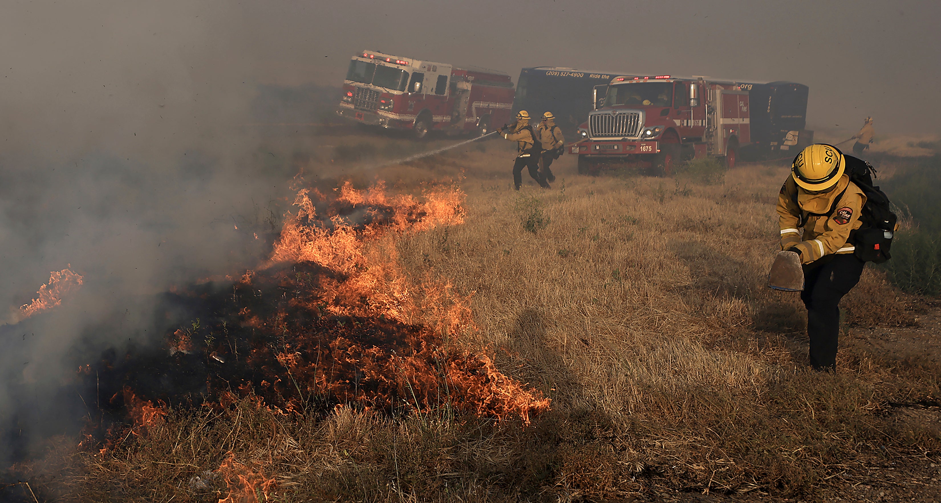 Feuerwehrleute von Santa Clara Cal kämpfen darum, einen Brand im Mittelstreifen der Interstate 580 während des Korallenbrandes westlich von Tracy, Kalifornien, am Samstag, 1. Juni 2024, zu löschen.
