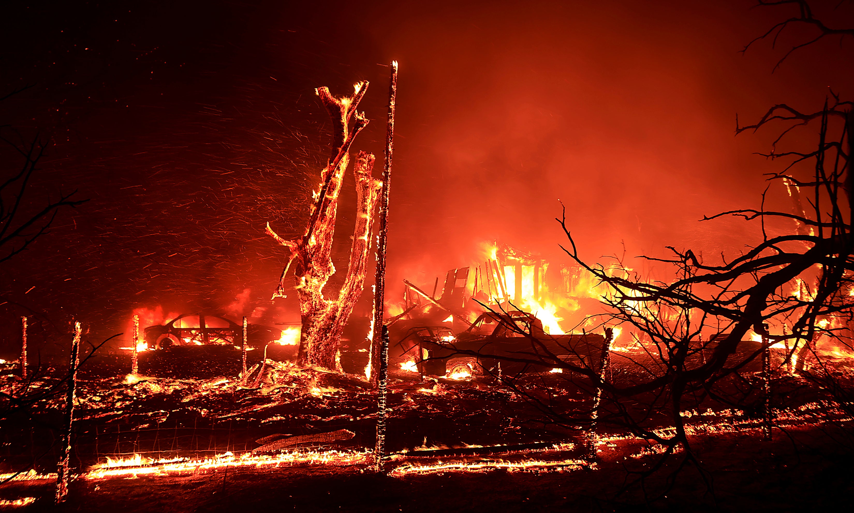 Ein Haus brennt während des Corral Fire in Bernard und Sterman Roads, West Tracy, Kalifornien, Samstag, 1. Juni 2024.