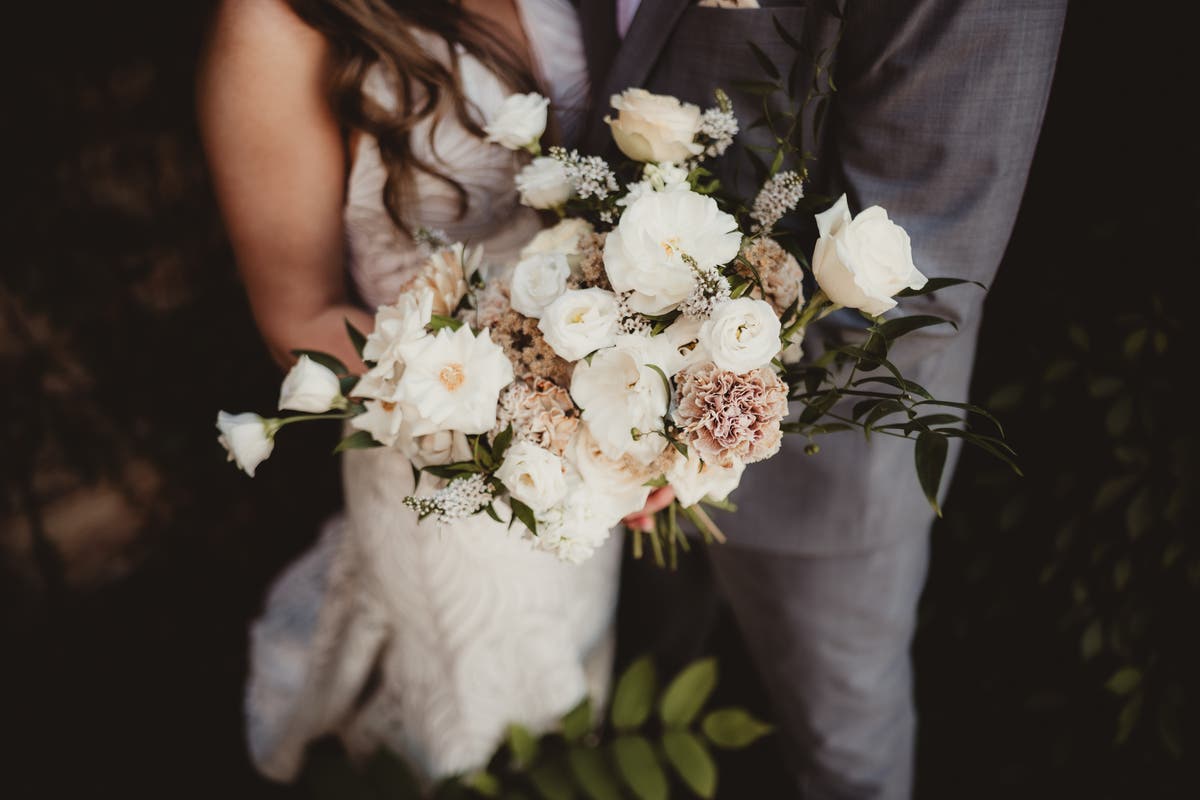 Mother defended for offering flowers to daughter after her son didn’t use them