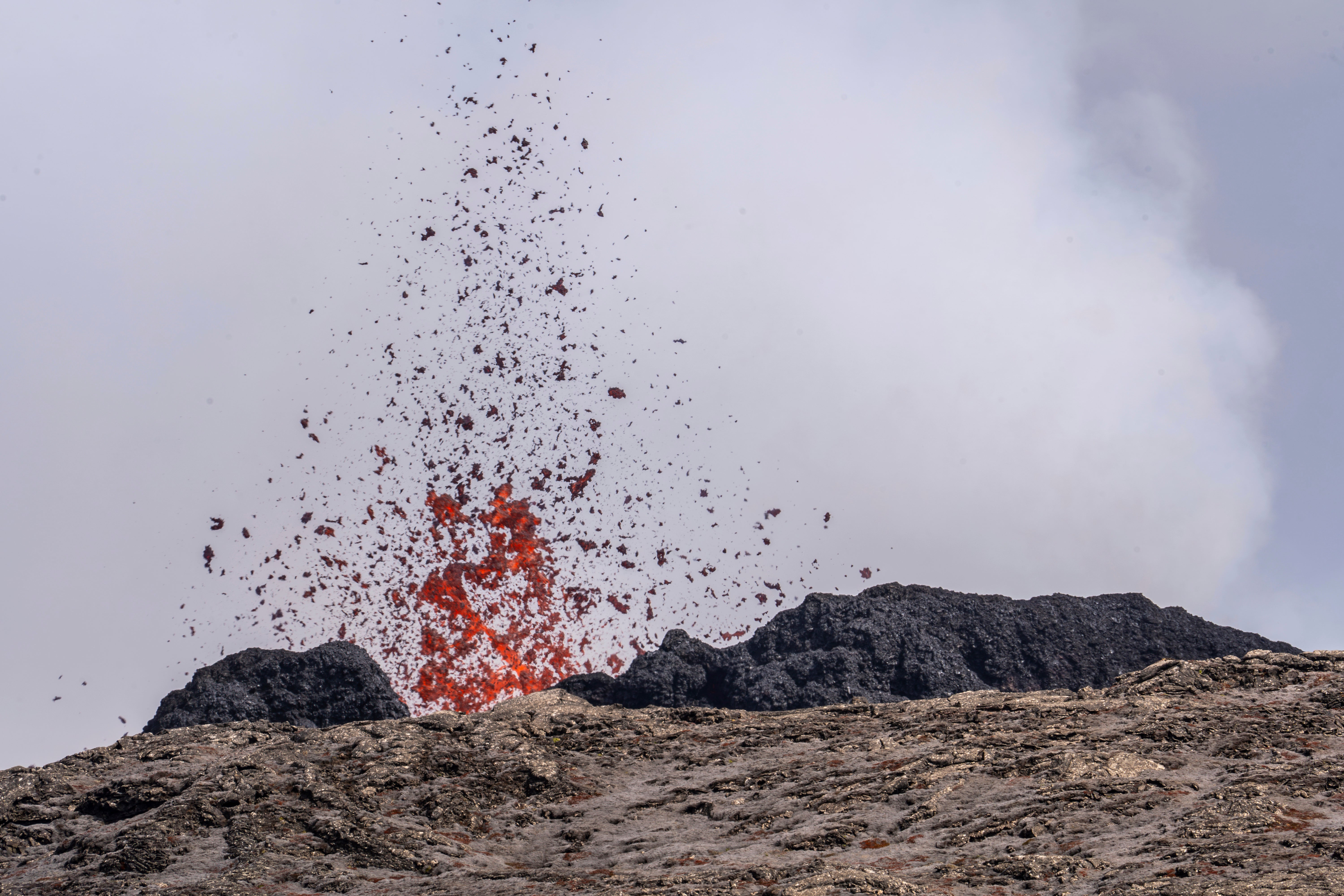 Um vulcão entra em erupção com lava em Grindavik, Islândia, domingo, 2 de junho de 2024