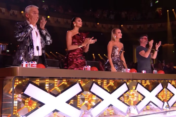 Simon Cowell (à direita) com seus colegas jurados do Britain's Got Talent, Bruno Tonioli, Alesha Dixon e Amanda Holden