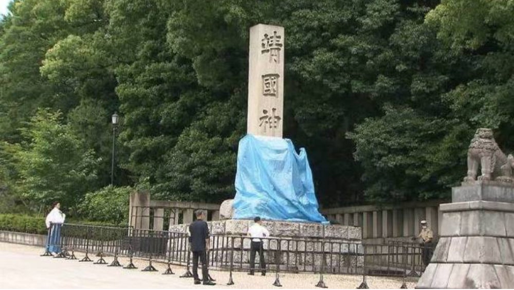 The red graffiti, spray-painted on a stone pillar at the entrance of Yasukuni Shrine, was discovered early Saturday morning