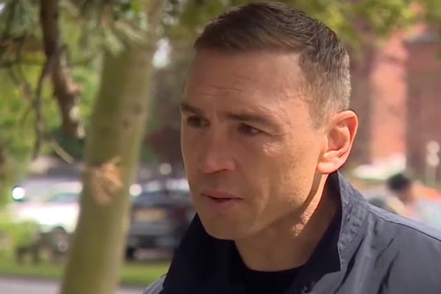 <p>Kevin Sinfield fights back tears in tribute to Rob Burrow after teammate’s death.</p>