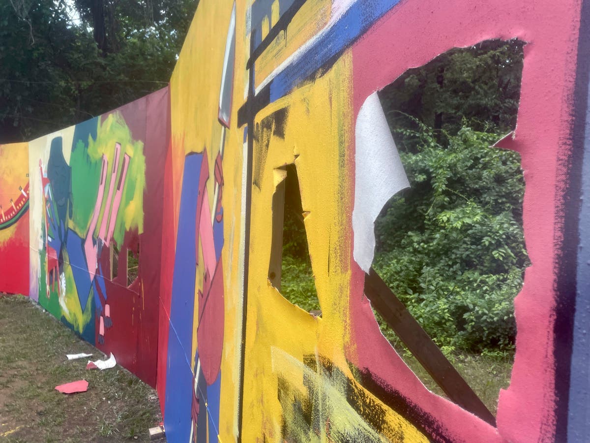 Memorial for Baltimore bridge collapse victims vandalized Memorial for Baltimore bridge collapse victims vandalized
