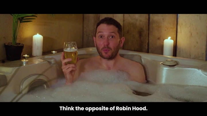 <p>Naked Jon Richardson takes swipe at Sunak in new Labour election advert.</p>