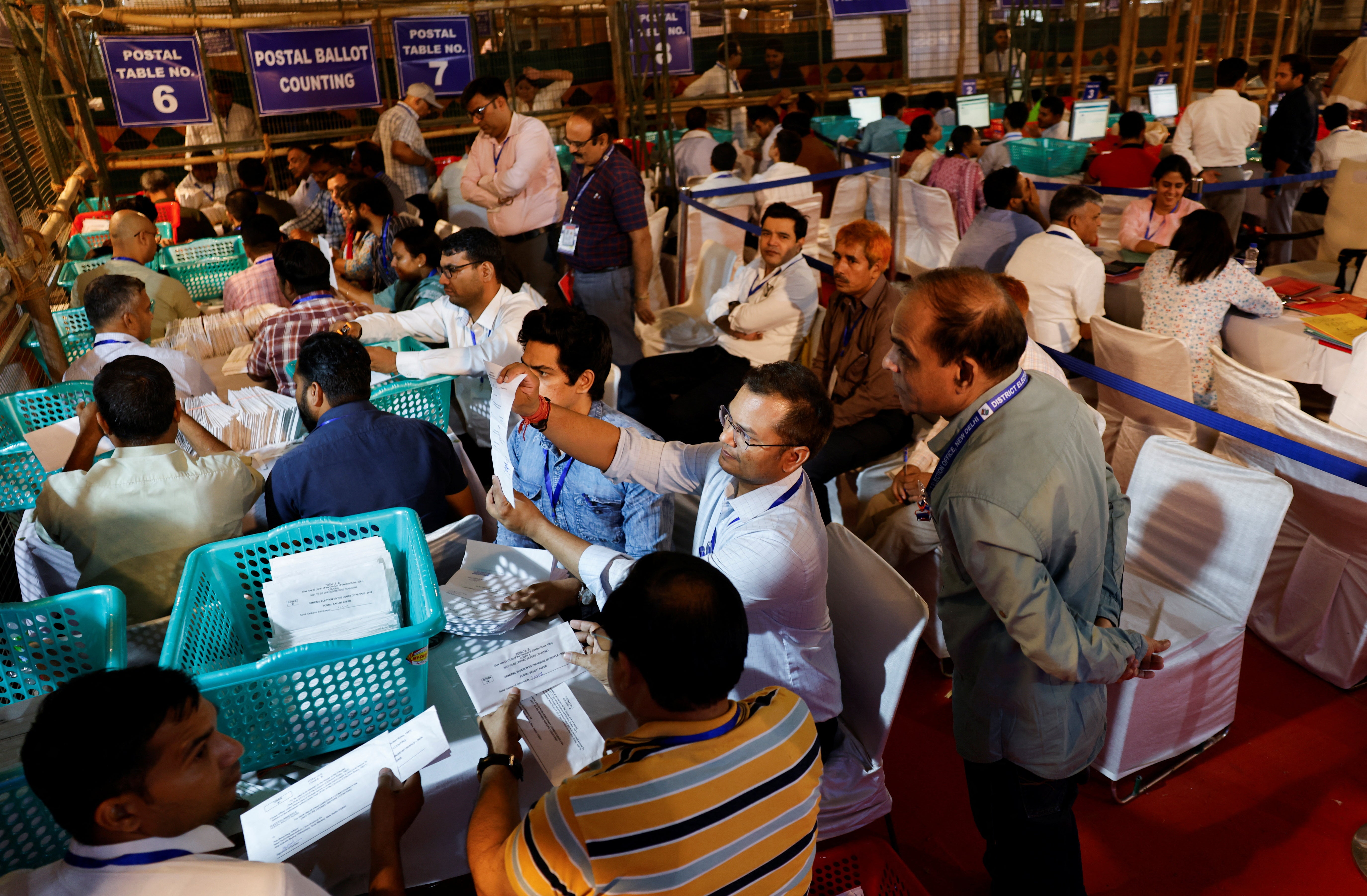 مسؤولو الانتخابات يعدون بطاقات الاقتراع البريدية في مركز العد في نيودلهي، الهند، 4 يونيو 2024