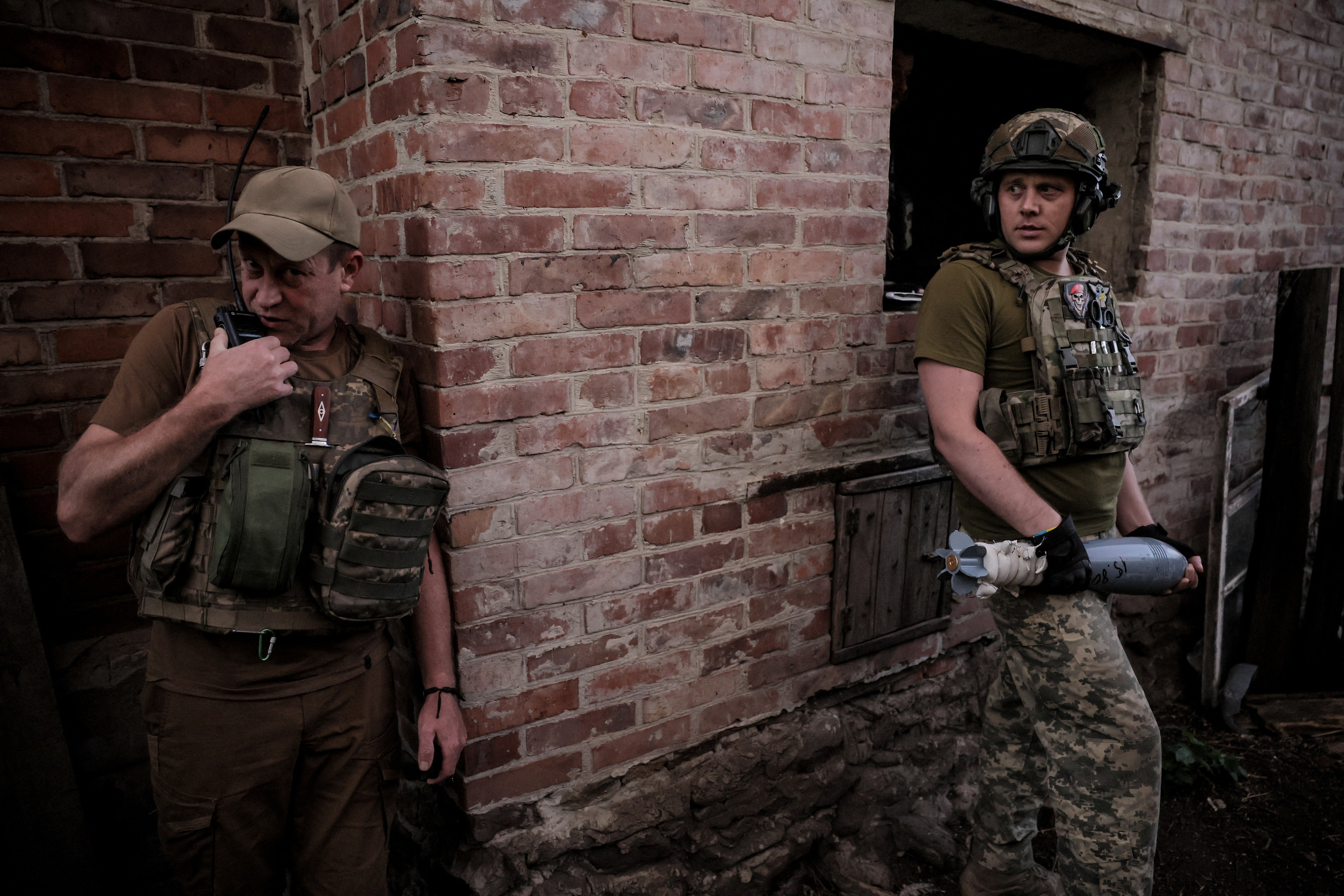Ukrainian troops prepare a 120mm mortar in Donetsk