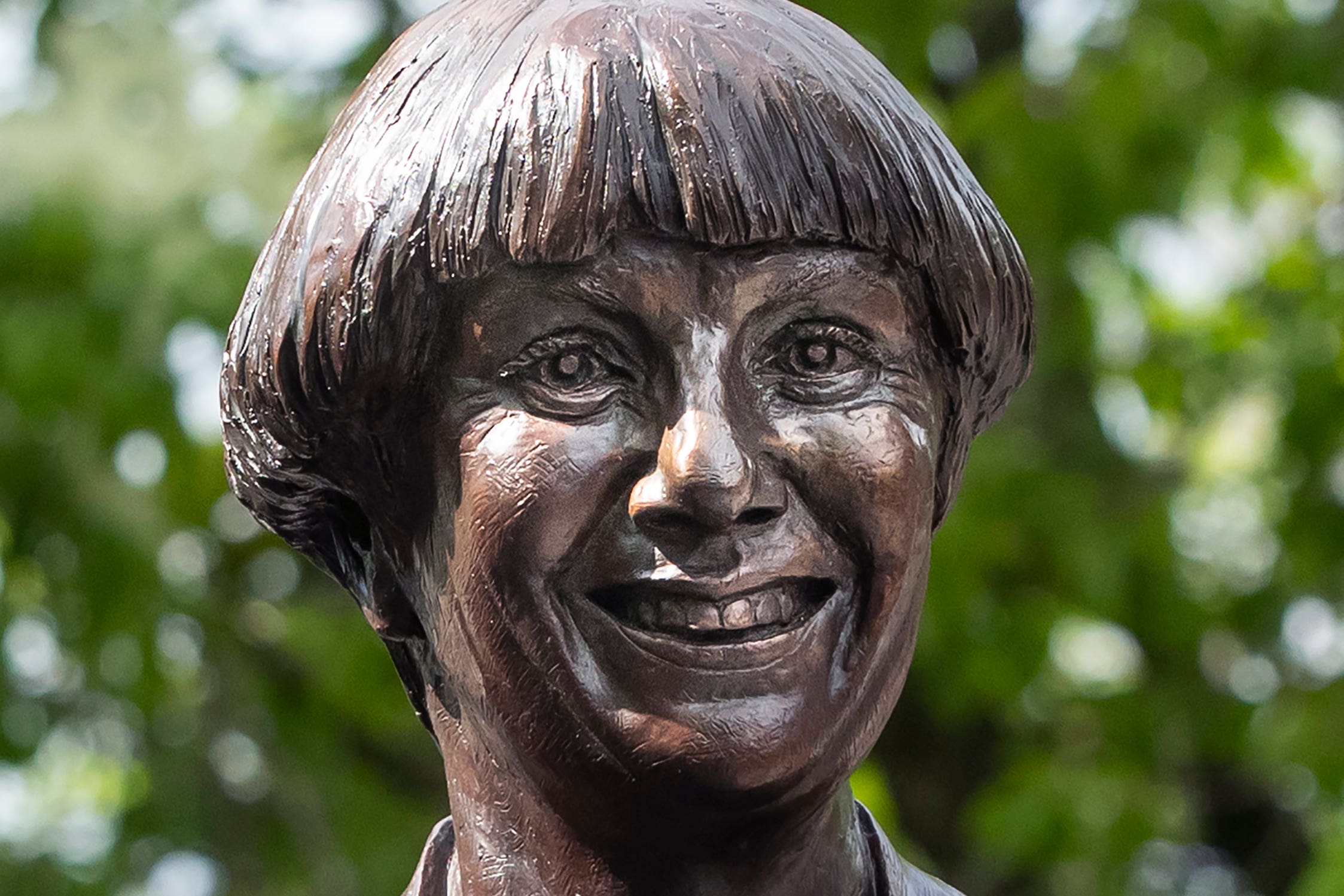 Statue of comedian Victoria Wood toppled by taxi in town centre ...