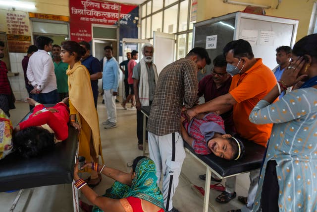 <p>People suffering from heat-related ailments crowd a hospital in Ballia in the northern Indian state of Uttar Pradesh</p>